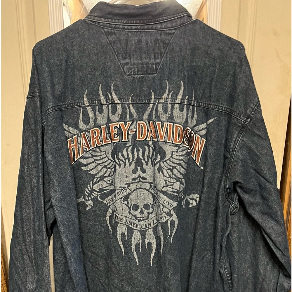 Men’s Harley-Davidson long sleeve denim button-down shirt. Size 2XL.